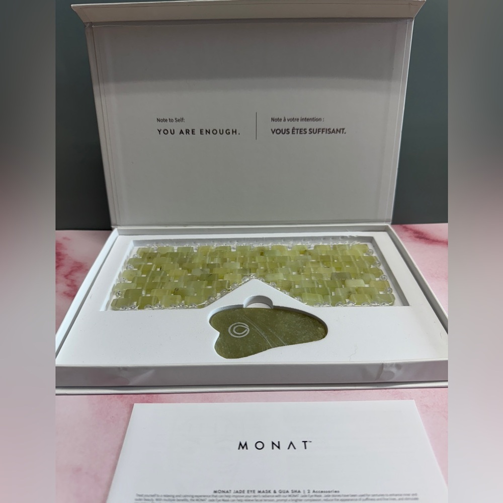 MONAT Jade Eye Mask & Gua Sha Set - Green
